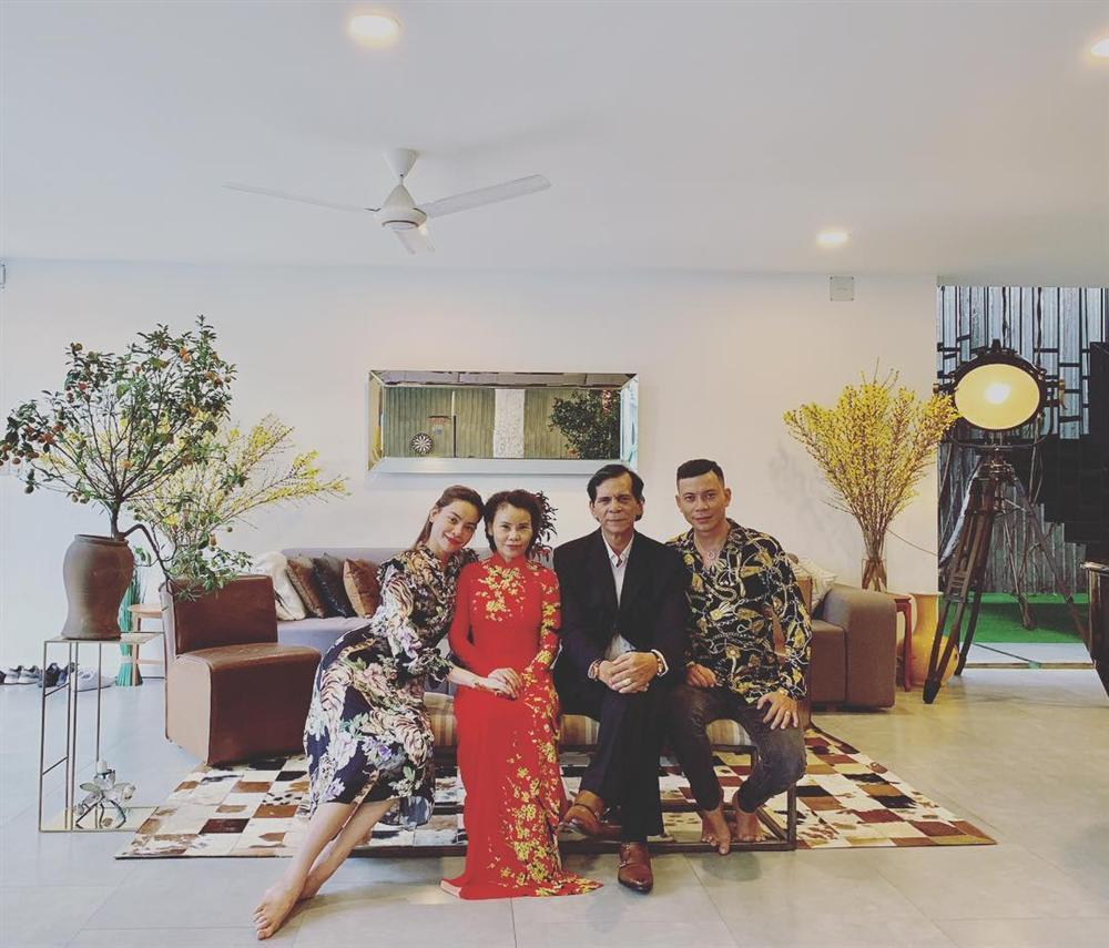 Sao Việt xúng xính diện áo dài ngày Tết: Angela Phương Trinh chơi lớn khi kết hợp với tông Lào giản dị-1