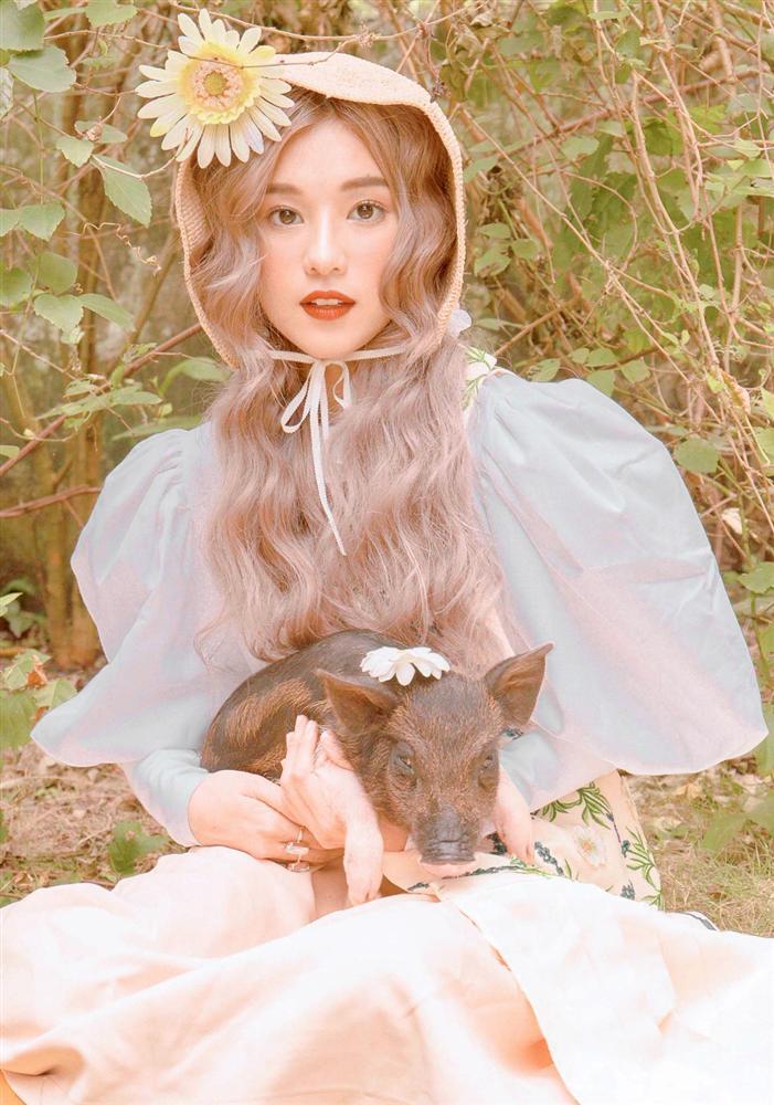 Trào lưu chụp hình cùng lợn: Chi Pu, Ngân 98 phản cảm bao nhiêu thì Lý Nhã Kỳ, Hoàng Yến Chibi lại mộng mơ bấy nhiêu-7
