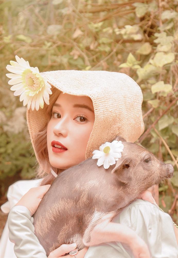 Trào lưu chụp hình cùng lợn: Chi Pu, Ngân 98 phản cảm bao nhiêu thì Lý Nhã Kỳ, Hoàng Yến Chibi lại mộng mơ bấy nhiêu-8