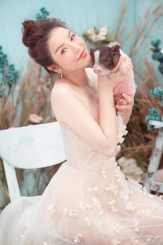 Trào lưu chụp hình cùng lợn: Chi Pu, Ngân 98 phản cảm bao nhiêu thì Lý Nhã Kỳ, Hoàng Yến Chibi lại mộng mơ bấy nhiêu-5