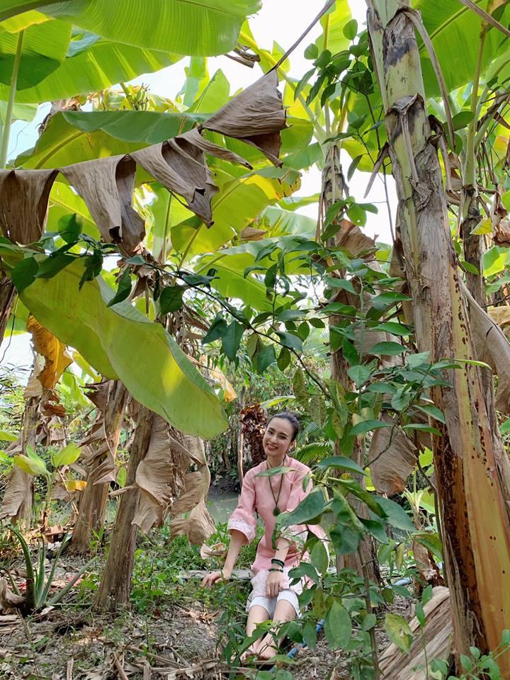 Angela Phương Trinh rửa bát bờ ao, vác dao chặt chuối khi về quê ăn Tết-7