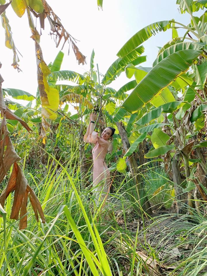 Angela Phương Trinh rửa bát bờ ao, vác dao chặt chuối khi về quê ăn Tết-9