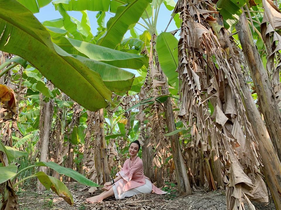 Angela Phương Trinh rửa bát bờ ao, vác dao chặt chuối khi về quê ăn Tết-8
