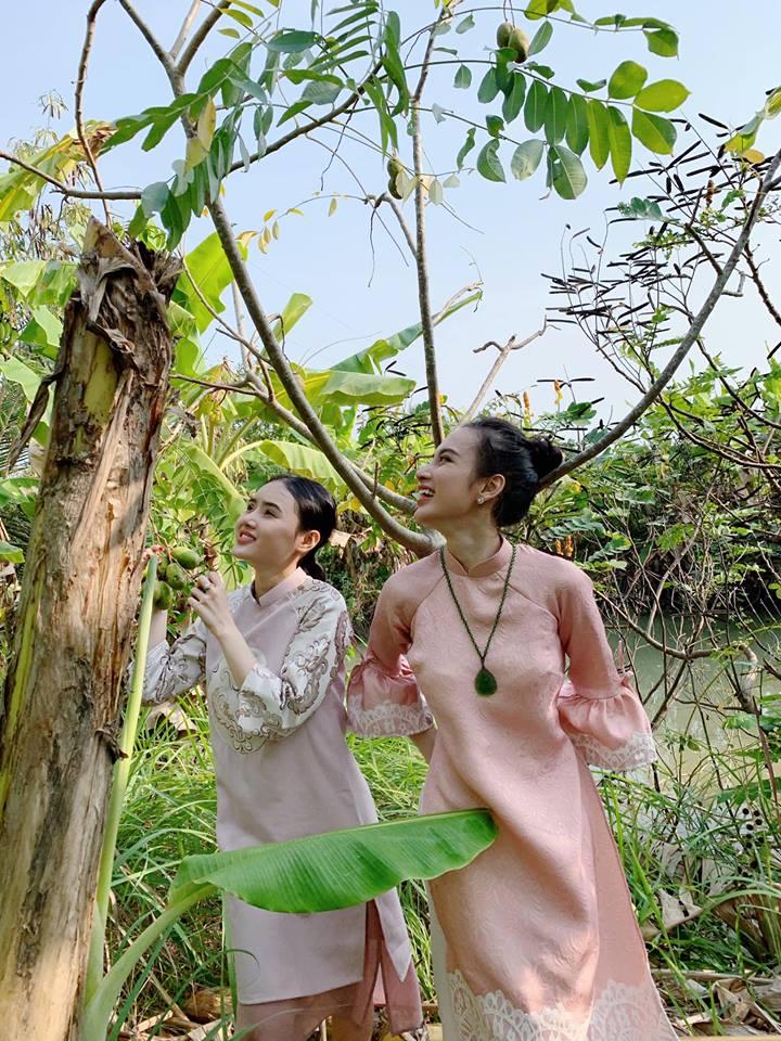 Angela Phương Trinh rửa bát bờ ao, vác dao chặt chuối khi về quê ăn Tết-3