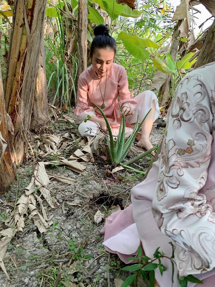 Angela Phương Trinh rửa bát bờ ao, vác dao chặt chuối khi về quê ăn Tết-4