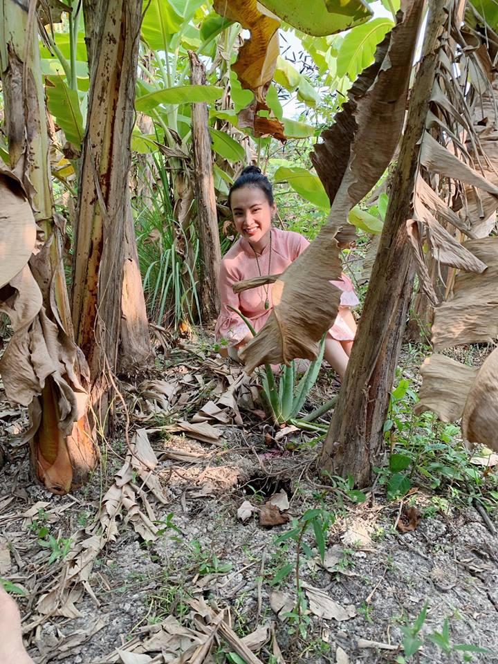 Angela Phương Trinh rửa bát bờ ao, vác dao chặt chuối khi về quê ăn Tết-5