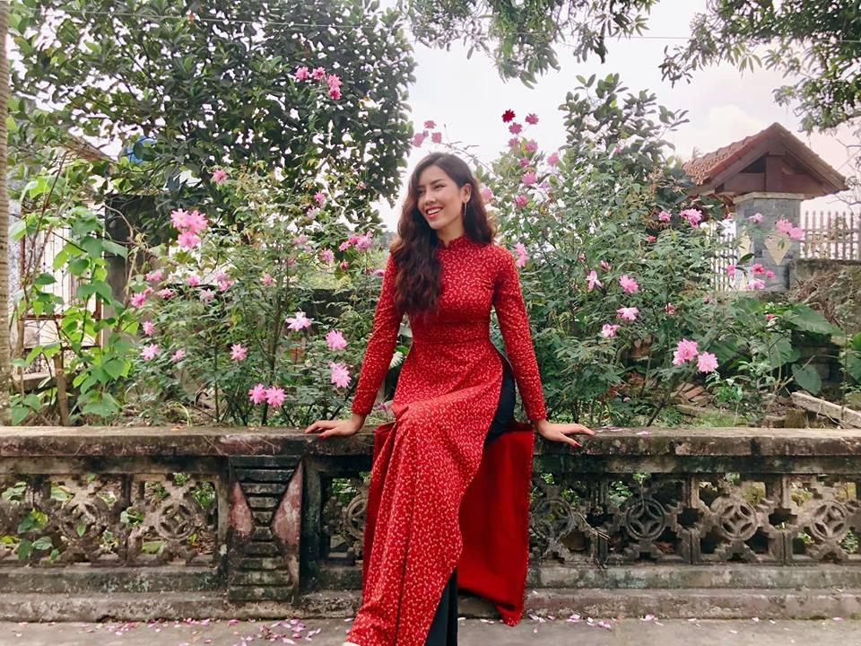 Vi vu du xuân bằng xe máy, hoa hậu Trần Tiểu Vy biểu cảm dễ thương hạ gục mọi ánh nhìn-6