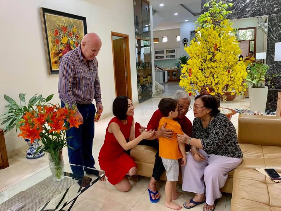 Vi vu du xuân bằng xe máy, hoa hậu Trần Tiểu Vy biểu cảm dễ thương hạ gục mọi ánh nhìn-3