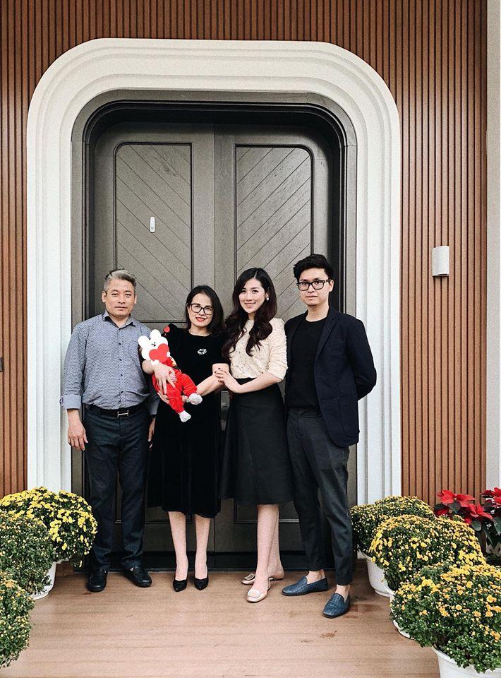 Vi vu du xuân bằng xe máy, hoa hậu Trần Tiểu Vy biểu cảm dễ thương hạ gục mọi ánh nhìn-2