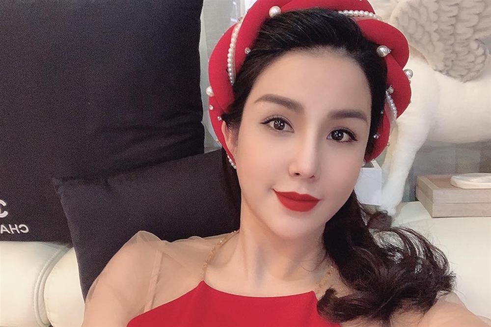 Vi vu du xuân bằng xe máy, hoa hậu Trần Tiểu Vy biểu cảm dễ thương hạ gục mọi ánh nhìn-9