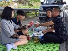 Kỳ lạ gia đình mở tiệc trên cao tốc Nội Bài - Lào Cai