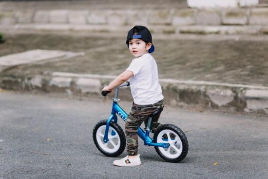 Mới hơn 3 tuổi, con trai Khánh Thi đã có bộ sưu tập đồ hiệu cả 100 triệu đồng-1