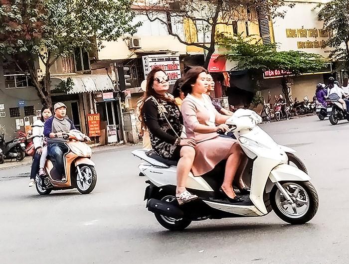 Ảnh: Đi chơi tết, nam thanh nữ tú quên mũ bảo hiểm ở nhà-2