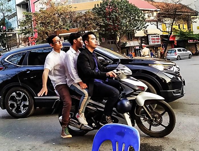 Ảnh: Đi chơi tết, nam thanh nữ tú quên mũ bảo hiểm ở nhà-5