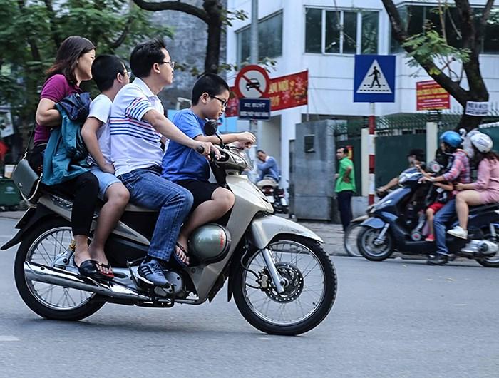 Ảnh: Đi chơi tết, nam thanh nữ tú quên mũ bảo hiểm ở nhà-6