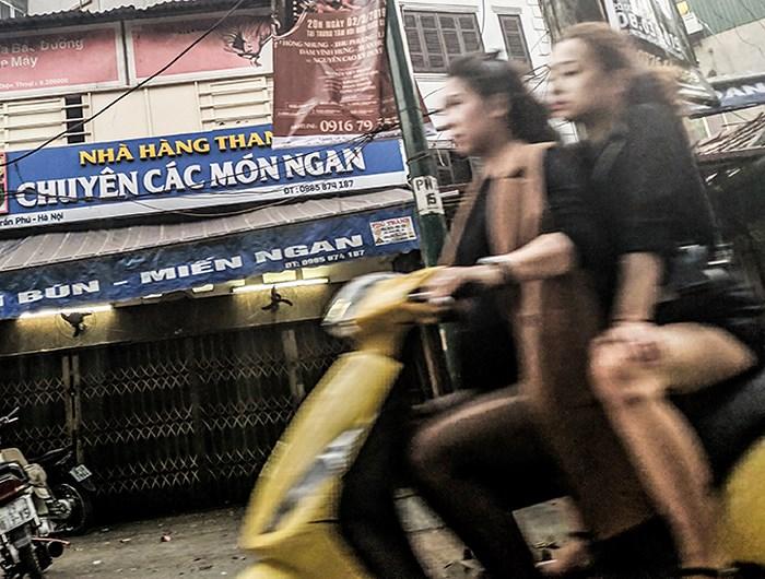 Ảnh: Đi chơi tết, nam thanh nữ tú quên mũ bảo hiểm ở nhà-9