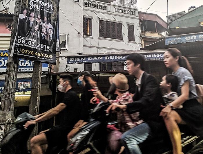 Ảnh: Đi chơi tết, nam thanh nữ tú quên mũ bảo hiểm ở nhà-11