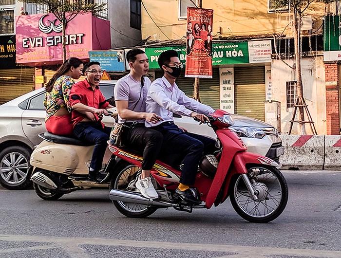 Ảnh: Đi chơi tết, nam thanh nữ tú quên mũ bảo hiểm ở nhà-12