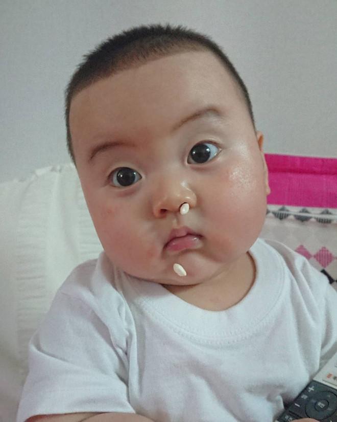 2-year-old Korean boy is famous online for his funny expression-10