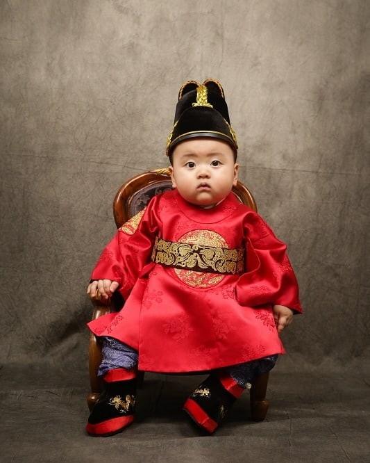 2-year-old Korean boy is famous online for his funny expression-11