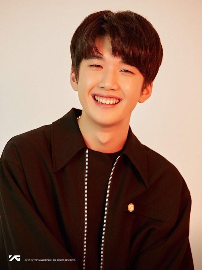 Ra mắt nhóm 13 thành viên, ông chủ của Big Bang bị chê học đòi EXO-5