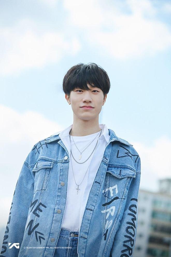 Ra mắt nhóm 13 thành viên, ông chủ của Big Bang bị chê học đòi EXO-8