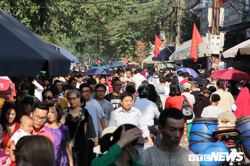 Ảnh: Biển người đội nắng, chen chân đến Phủ Tây Hồ làm lễ đầu năm-1