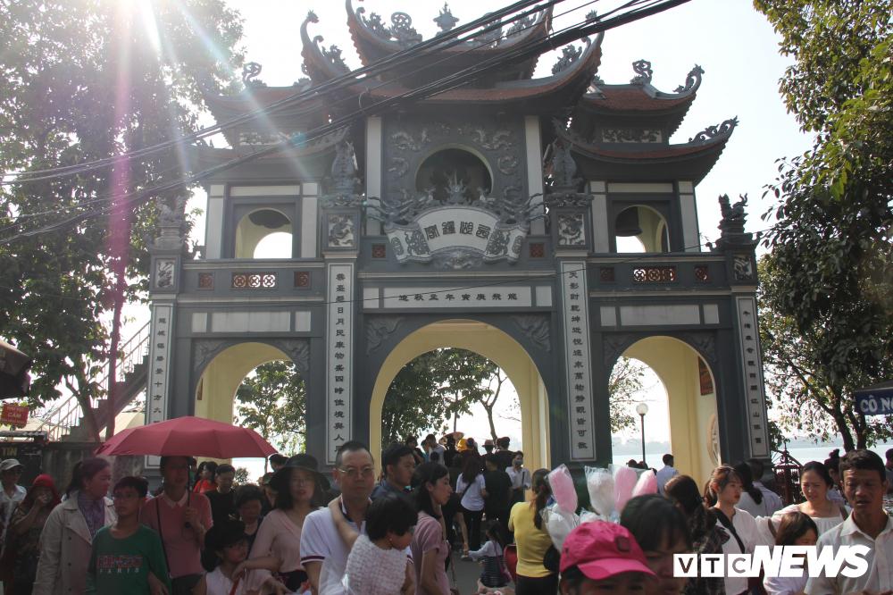 Ảnh: Biển người đội nắng, chen chân đến Phủ Tây Hồ làm lễ đầu năm-2