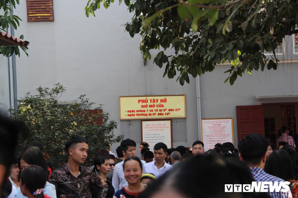 Ảnh: Biển người đội nắng, chen chân đến Phủ Tây Hồ làm lễ đầu năm-3