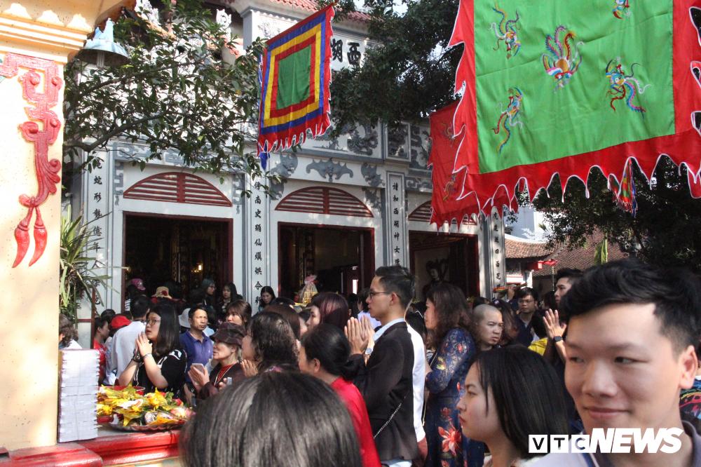 Ảnh: Biển người đội nắng, chen chân đến Phủ Tây Hồ làm lễ đầu năm-4