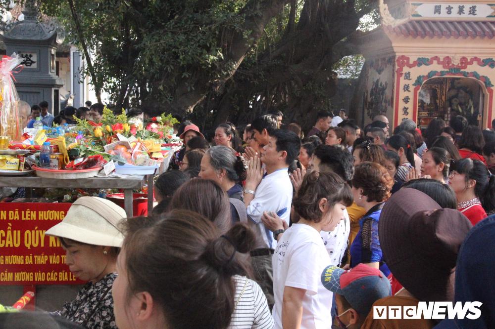 Ảnh: Biển người đội nắng, chen chân đến Phủ Tây Hồ làm lễ đầu năm-5