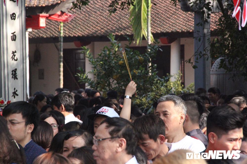 Ảnh: Biển người đội nắng, chen chân đến Phủ Tây Hồ làm lễ đầu năm-6