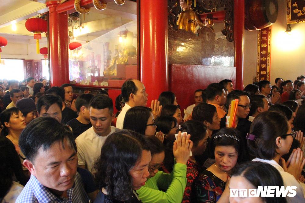 Ảnh: Biển người đội nắng, chen chân đến Phủ Tây Hồ làm lễ đầu năm-10