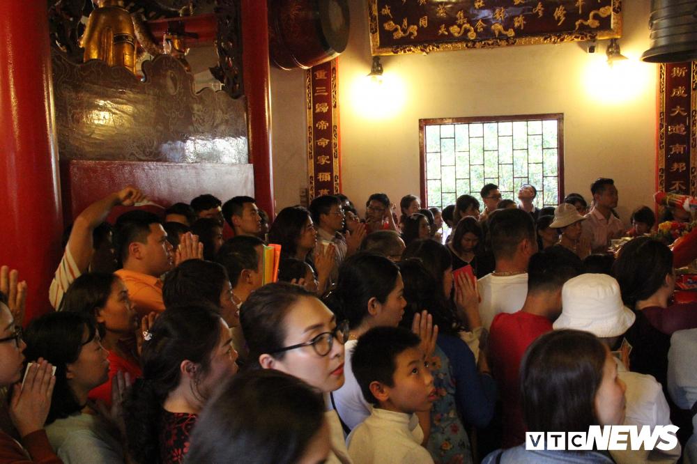 Ảnh: Biển người đội nắng, chen chân đến Phủ Tây Hồ làm lễ đầu năm-9