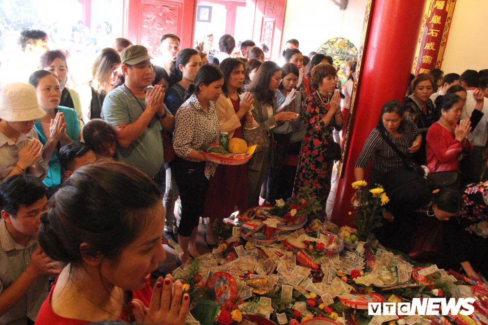 Ảnh: Biển người đội nắng, chen chân đến Phủ Tây Hồ làm lễ đầu năm-11