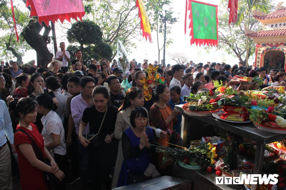 Ảnh: Biển người đội nắng, chen chân đến Phủ Tây Hồ làm lễ đầu năm-15