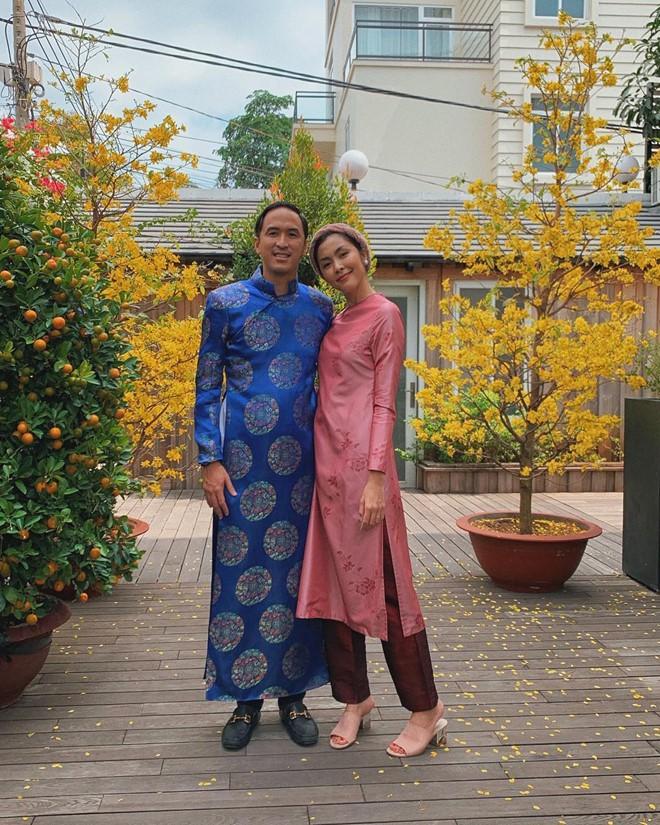 Giàu nứt đố đổ vách mà vẫn siêu tiết kiệm: chồng Tăng Thanh Hà mặc lại áo dài cưới mỗi dịp Tết đến xuân về-1