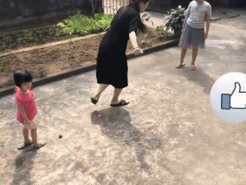 Vừa sinh mổ hơn 1 tháng, hot mom Hằng 'Túi' khiến người xem hết hồn vì chơi nhảy lò cò cùng các con