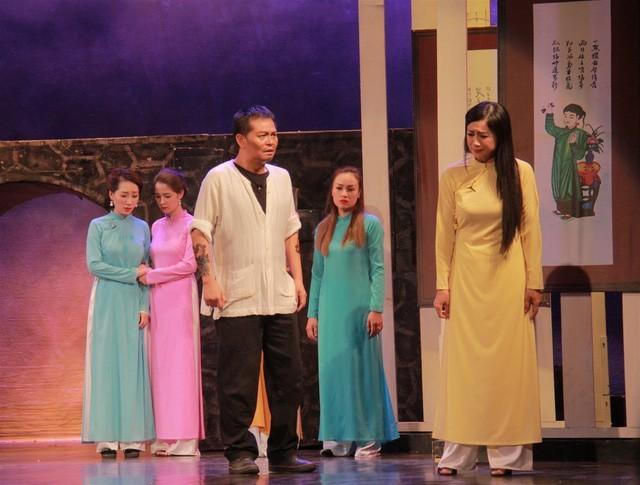 Hài Tết dung tục, dễ dãi: Các nghệ sĩ nhân dân, ưu tú đang tự phá danh hiệu?-4