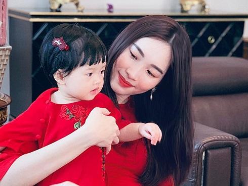 Ái nữ 1 tuổi nhà Đặng Thu Thảo bò tới bò lui lau nhà thoăn thoắt khiến ai xem cũng phải ngỡ ngàng-8