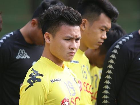 Quang Hải cùng đồng đội được lì xì ngày đầu năm mới