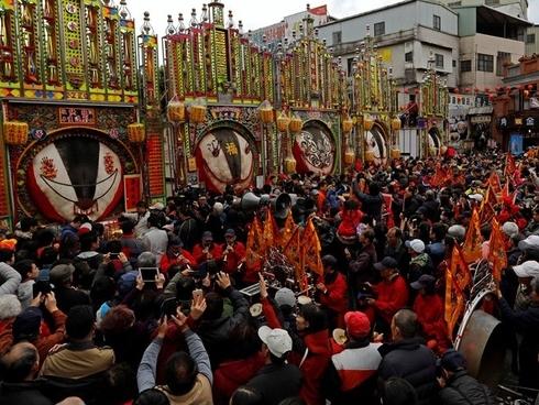 Vui nhất Hà Nội: Quý cô chơi trội nhảy ùm xuống ao, bịt mắt bắt lợn-1