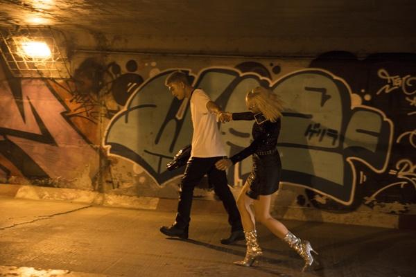 Vợ chồng Big Daddy - Emily liên tục khoá môi ngọt ngào trong MV thả thính-4