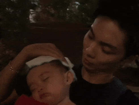'Ông bố bỉm sữa' Phan Hiển gây sốt với clip chăm con gái ngủ quá khéo trên bàn nhậu ngày Tết