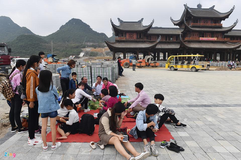 Dòng người đến ngôi chùa lớn nhất thế giới ở Hà Nam dù chưa xây xong-5