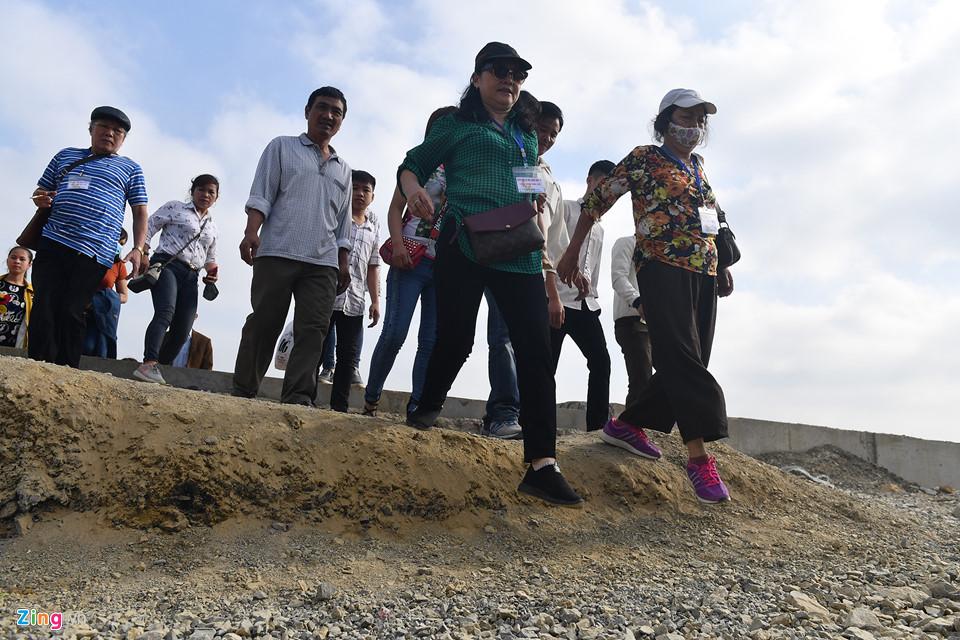 Dòng người đến ngôi chùa lớn nhất thế giới ở Hà Nam dù chưa xây xong-10