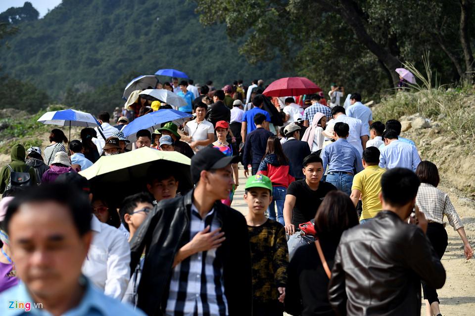 Dòng người đến ngôi chùa lớn nhất thế giới ở Hà Nam dù chưa xây xong-11