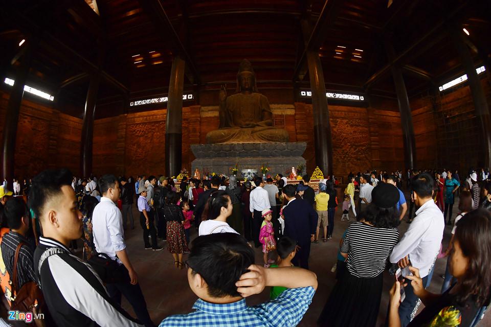 Dòng người đến ngôi chùa lớn nhất thế giới ở Hà Nam dù chưa xây xong-16
