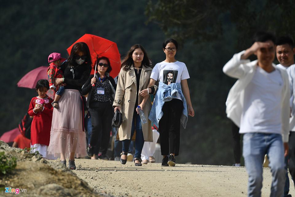 Dòng người đến ngôi chùa lớn nhất thế giới ở Hà Nam dù chưa xây xong-12