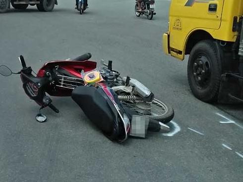 3 thanh niên trên một chiếc xe máy tử nạn sau pha va chạm với xe tải